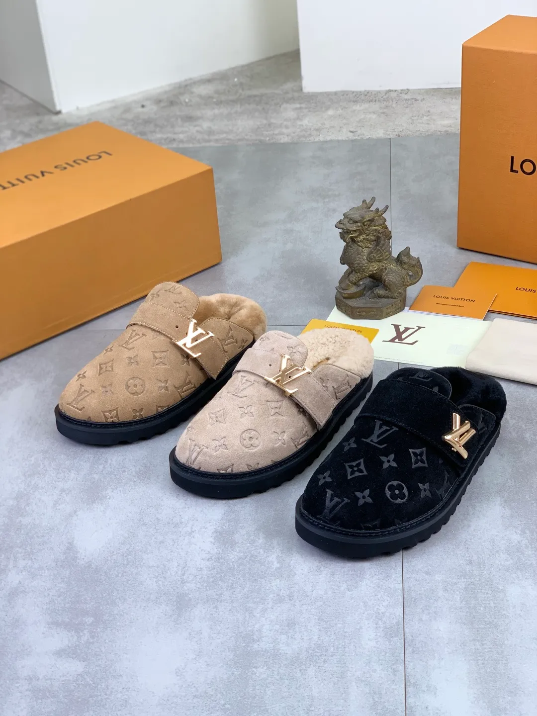 Men's Men's Shoes P480 New Couple Style LV Louis Vuitton L Family Donkey Brand Latest Easy Series Birkenstock Baotou Thick Sole Wool Slippers Sandals Original purchase, development and production This LV Easy sandal is made of suede cow leather, with Monogram pattern to highlight the trendy style. Adjustable straps with illuminated LV letters, flexible insoles and micro outsoles provide a light and comfortable experience. Exquisite packaging at the delivery counter 🛍📦 ▪️Fabric: Original custom imported first-layer cowhide ▪️Inner lining: Original customized warm wool lining ▪️Outsole: Original open-molded rubber foam material ▪️Sole thickness: 4CM ▪️Size: Men and women 35-45